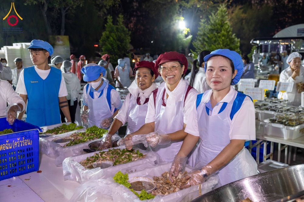 ภาพ No.288794:วันที่ 6 มกราคม พ.ศ. 2569 พิธีถวายภัตตาหารเป็นสังฆทาน แด่พระธรรมยาตรา ในโครงการธรรมยาตรา กตัญญูบูชา มหาปูชนียาจารย์ พระมงคลเทพมุนี(สด จนฺทสโร) พระผู้ปราบมาร อนุสรณ์สถาน 7 แห่ง ปีที่ 14 ณ อนุสรณ์สถานมหาวิหารพระมงคลเทพมุนี (โลตัสแลนด์) อ.สองพี่น้อง จ.สุพรร