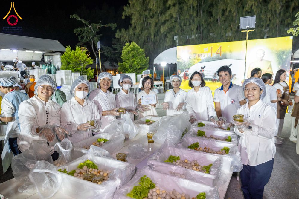 ภาพ No.288216:วันที่ 5 มกราคม พ.ศ. 2569 พิธีถวายภัตตาหารเป็นสังฆทาน แด่พระธรรมยาตรา ในโครงการธรรมยาตรา กตัญญูบูชา มหาปูชนียาจารย์ พระมงคลเทพมุนี(สด จนฺทสโร) พระผู้ปราบมาร อนุสรณ์สถาน 7 แห่ง ปีที่ 14 ณ อนุสรณ์สถานมหาวิหารพระมงคลเทพมุนี (โลตัสแลนด์) อ.สองพี่น้อง จ.สุพรร