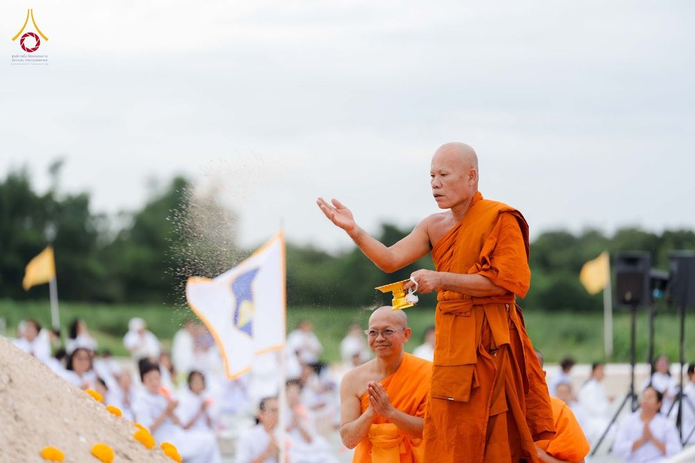 ภาพ No.346539:วันอาทิตย์ที่ 30 สิงหาคม พ.ศ.2569 พิธีทอดผ้าป่า สวดธรรมจักรกัปปวัตนสูตรกลั่นแผ่นดินโปรยรัตนชาติ  สถาปนาองค์พระเจดีย์เพื่อสร้างสันติภาพโลก  ณ ศูนย์ปฏิบัติธรรมพนมสารคาม (เพชรตะวัน) จังหวัดฉะเชิงเทรา