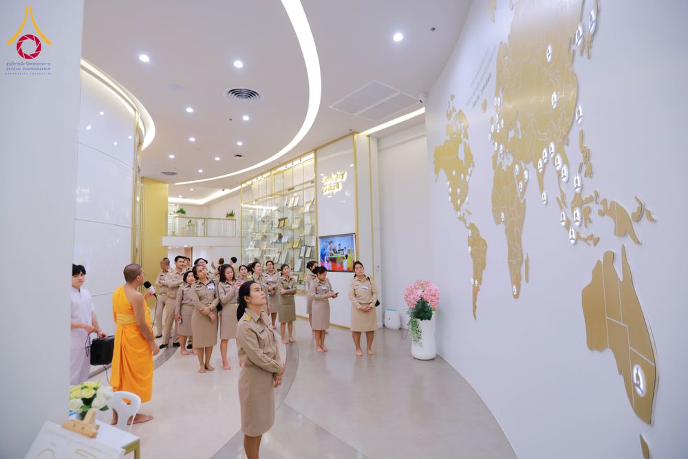 ภาพ No.311573:วันจันทร์ที่ 23 กุมภาพันธ์ พ.ศ. 2569 เปิดโลกทัศน์ผู้บริหารสถานศึกษายุคใหม่ เรียนรู้ต้นแบบการพัฒนาคนผ่านพลัง “บวร–V-Star” ผู้เข้ารับการพัฒนาตามโครงการ สพฐ. ศึกษาดูงานวัดพระธรรมกาย เสริมภาวะผู้นำคุณธรรมสู่การบริหารโรงเรียนอย่างยั่งยืน ณ อาคาร 100 ปี คุณยาย