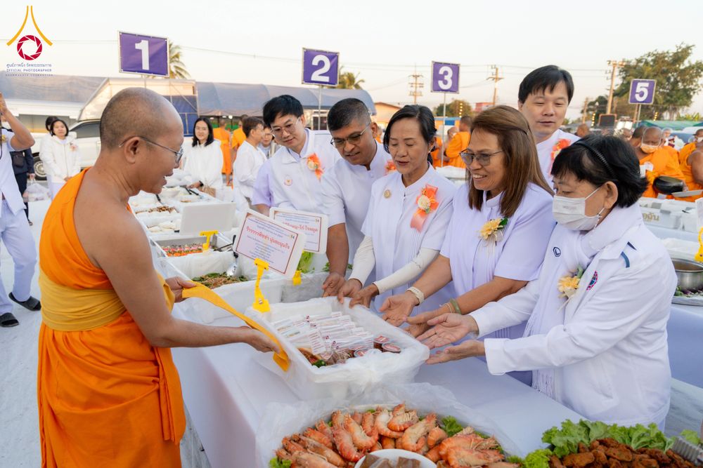 ภาพ No.290845:วันที่ 9 มกราคม พ.ศ. 2569 พิธีถวายภัตตาหารเป็นสังฆทาน แด่พระธรรมยาตรา ณ อนุสรณ์สถานคลองบางนางแท่น อ.สามพราน จ.นครปฐม ในโครงการธรรมยาตรา กตัญญูบูชา มหาปูชนียาจารย์ พระมงคลเทพมุนี(สด จนฺทสโร) พระผู้ปราบมาร อนุสรณ์สถาน 7 แห่ง ปีที่ 14
