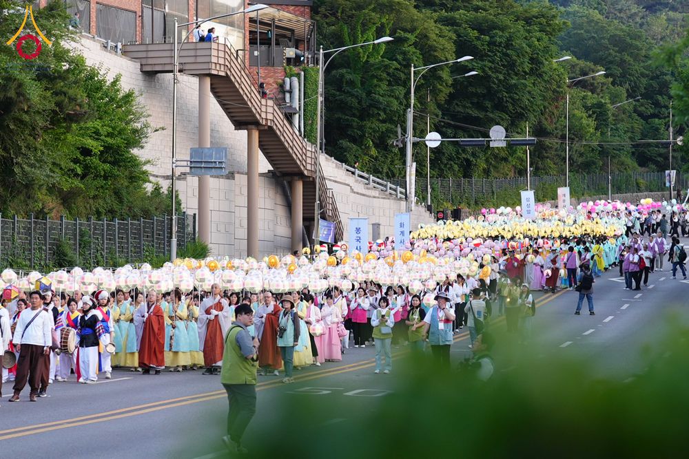 ภาพ No.328945:วันเสาร์ที่ 16 พฤษภาคม พ.ศ.2569 งานเทศกาลโคมวิสาขบูชานานาชาติ หรือ ยอนดึงฮเว  연등회 (Lotus Lantern Festival) ประจำปี 2569 ประเทศเกาหลีใต้