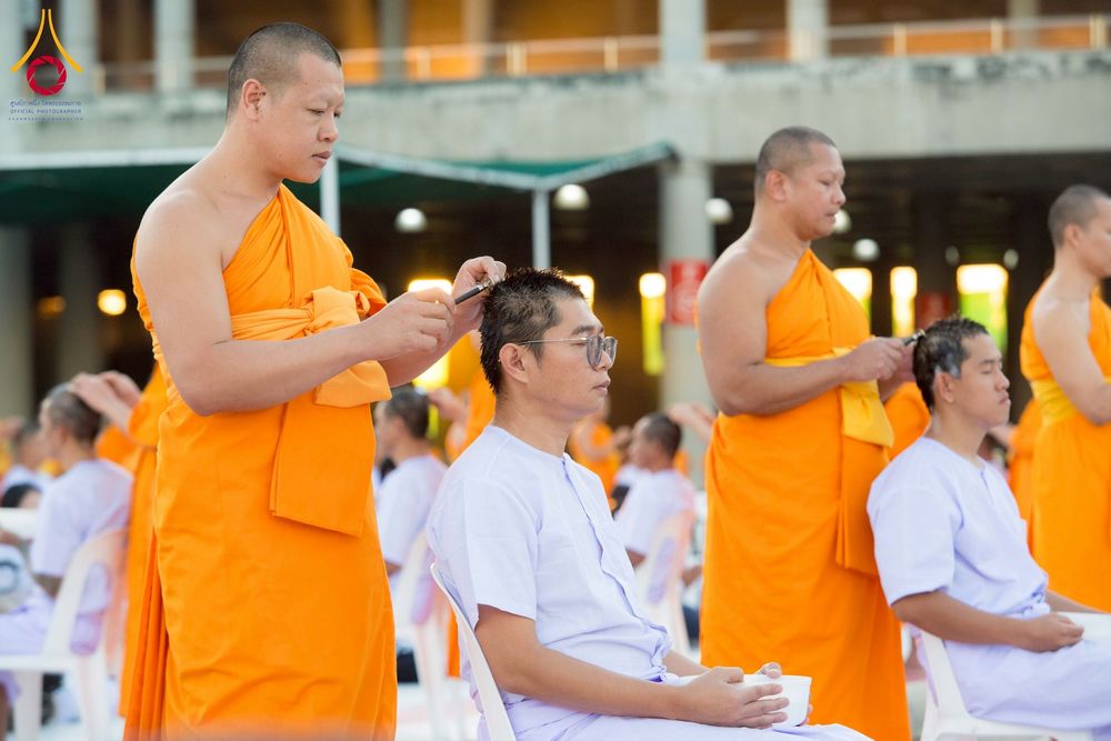 ภาพ No.274766:วันอาทิตย์ที่ 30 พฤศจิกายน พ.ศ. 2568 พิธีปลงผม โครงการอุปสมบทบูชาธรรมมหาปูชนียาจารย์ ปี 2568 ณ ลานธรรมพระมหาธรรมกายเจดีย์ ฝั่งทิศตะวันตก ระหว่างวิหารคดหมายเลข 8 และ 9 วัดพระธรรมกาย