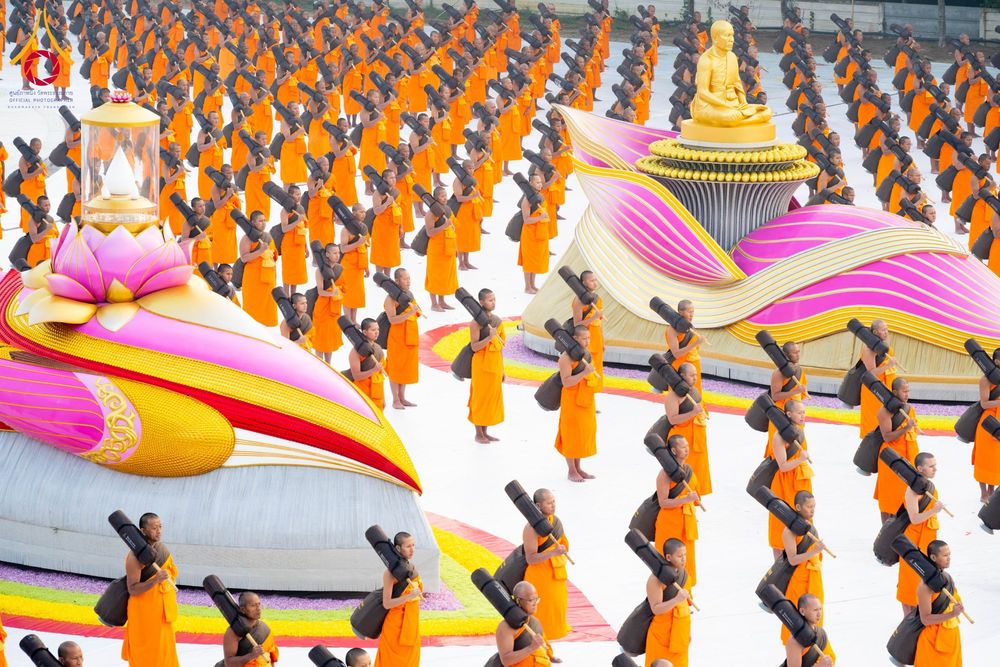 ภาพ No.191703:พระธรรมยาตราปฏิบัติธรรม และถ่ายภาพหมู่ประวัติศาสตร์ ณ อนุสรณ์สถานคลองบางนางแท่น อ.สามพราน จ.นครปฐม ในโครงการธรรมยาตรา กตัญญูบูชา มหาปูชนียาจารย์ พระมงคลเทพมุนี(สด จนฺทสโร) พระผู้ปราบมาร อนุสรณ์สถาน 7 แห่ง ปีที่ 13 วันที่ 8 มกราคม พ.ศ. 2568