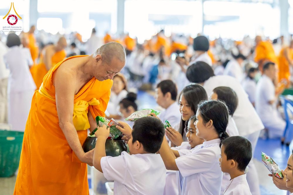 ภาพ No.277011:วันอาทิตย์ที่ 7 ธันวาคม พ.ศ. 2568 พิธีตักบาตรอาทิตย์ต้นเดือน ณ บ้านแก้วเรือนทองคุณยายฯ วัดพระธรรมกาย