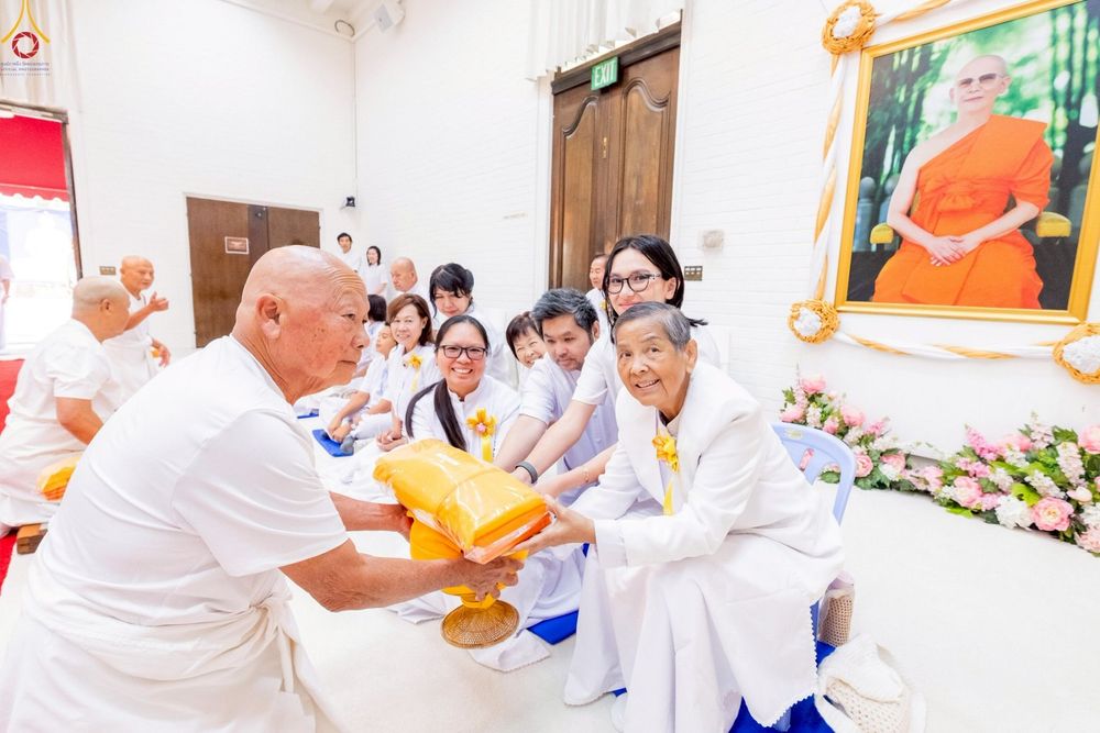 ภาพ No.252253:วันที่ 4-5 ตุลาคม พ.ศ. 2568  วัดพระธรรมกายแคลิฟอร์เนีย ประเทศสหรัฐอเมริกา ได้จัดพิธีตัดปอยผม โดยคณะสงฆ์ ญาติ ๆ และสาธุชน ให้กับนาคธรรมทายาท 8 ท่าน และได้จัดพิธีบรรพชา-อุปสมบท ฉลองพิธีทอดกฐินบรมจักรพรรดิ สร้างอุโบสถ 82 ปี บูชาธรรมหลวงพ่อธัมมชโย