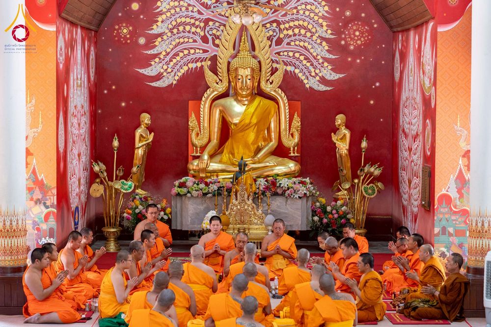 ภาพ No.275877:วันพุธที่ 3 ธันวาคม พ.ศ. 2568 พิธีบรรพชาอุปสมบท โครงการอุปสมบทบูชาธรรมมหาปูชนียาจารย์ ศูนย์อบรม : ศูนย์ส่งเสริมศีลธรรม จ.พะเยา ณ โบราณสถานพระธาตุจอมทอง และ โบสถ์กลางน้ำ วัดพระธาตุศรีโคมคำ อำเภอเมือง จังหวัดพะเยา