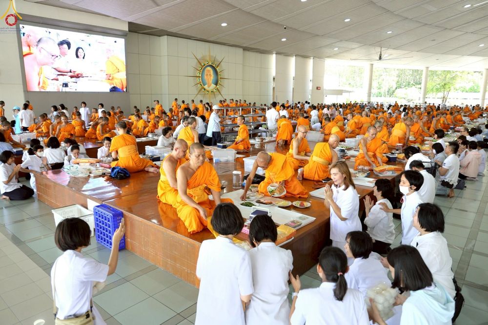 ภาพ No.231915:วันที่ 5 กรกฎาคม พ.ศ. 2568 พิธีถวายภัตตาหารเมนูสวรรค์ เพื่อการบรรลุธรรม ณ หอฉันคุณยายอาจารย์ฯ วัดพระธรรมกาย