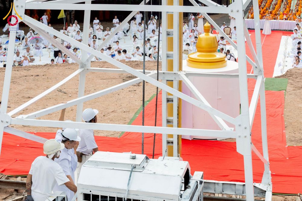 ภาพ No.261901:วันที่ 14 ตุลาคม พ.ศ. 2568 พิธีกลั่นแผ่นดิน โปรยทรายตอกเสาเข็มมหามงคลต้นแรก  สร้างองค์พระเจดีย์และจุดประทีปถวายเป็นพุทธบูชา ณ ศูนย์ปฏิบัติธรรมชัยนาท ต.ธรรมามูล อ.ชัยนาท จ.ชัยนาท