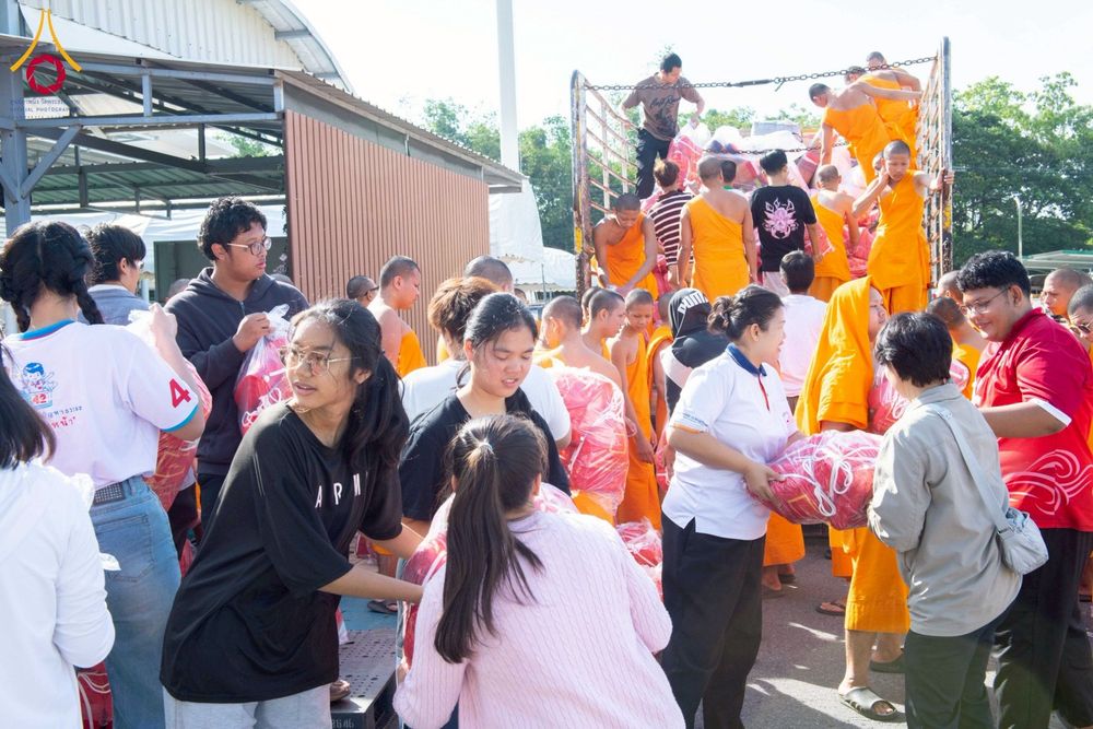 ภาพ No.273692:วันที่ 27 พฤศจิกายน พ.ศ. 2568 คณะศิษยานุศิษย์วัดพระธรรมกาย มูลนิธิธรรมกาย มอบอาหารและสิ่งของความช่วยเหลือให้พี่น้องชาวใต้ ผู้ประสบอุทกภัยน้ำท่วม