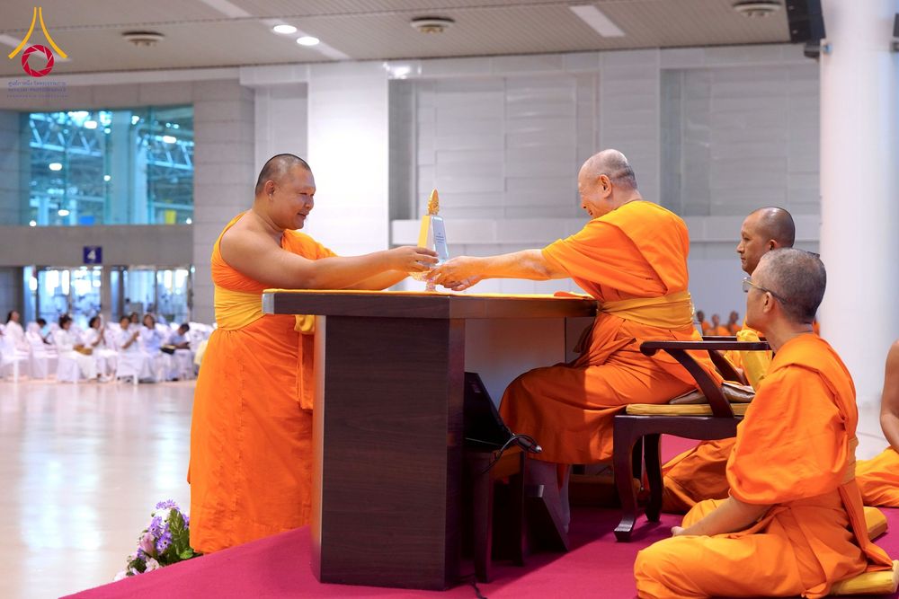 ภาพ No.232168:วันอาทิตย์ที่ 6 กรกฏาคม พ.ศ. 2568 พิธีมอบโล่เกียรติคุณ สวดธัมมจักกัปปวัตตนสูตร และรางวัลโครงการผู้นำแสงสว่างออนไลน์ ณ ห้องแก้วสารพัดนึก1 สภาธรรมกายสากล วัดพระธรรมกาย