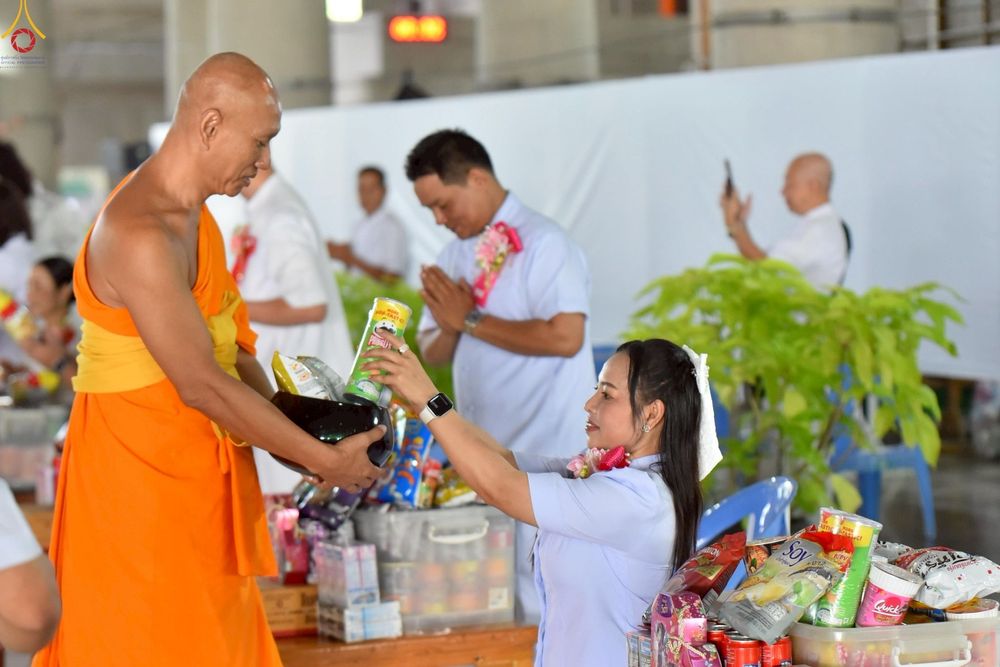 ภาพ No.246625:วันที่ 14 กันยายน พ.ศ. 2568 พิธีตักบาตรฉลองพระใหม่ ในโครงการอุปสมบทหมู่บูชาธรรม ครบรอบ108ปี วันครูผู้ค้นพบวิชชาธรรมกาย ณ วิหารคด วัดพระธรรมกาย