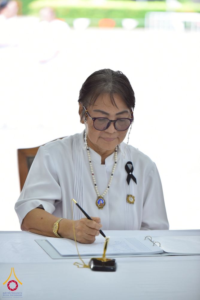 ภาพ No.267577:วันที่ 7 พฤศจิกายน พ.ศ. 2568 พสกนิกรอำเภอคลองหลวง รวมใจบำเพ็ญกุศลปัณรสมวาร (15 วัน) อุทิศถวายเป็นพระราชกุศลแด่ “สมเด็จพระพันปีหลวง” ณ วัดพระธรรมกาย