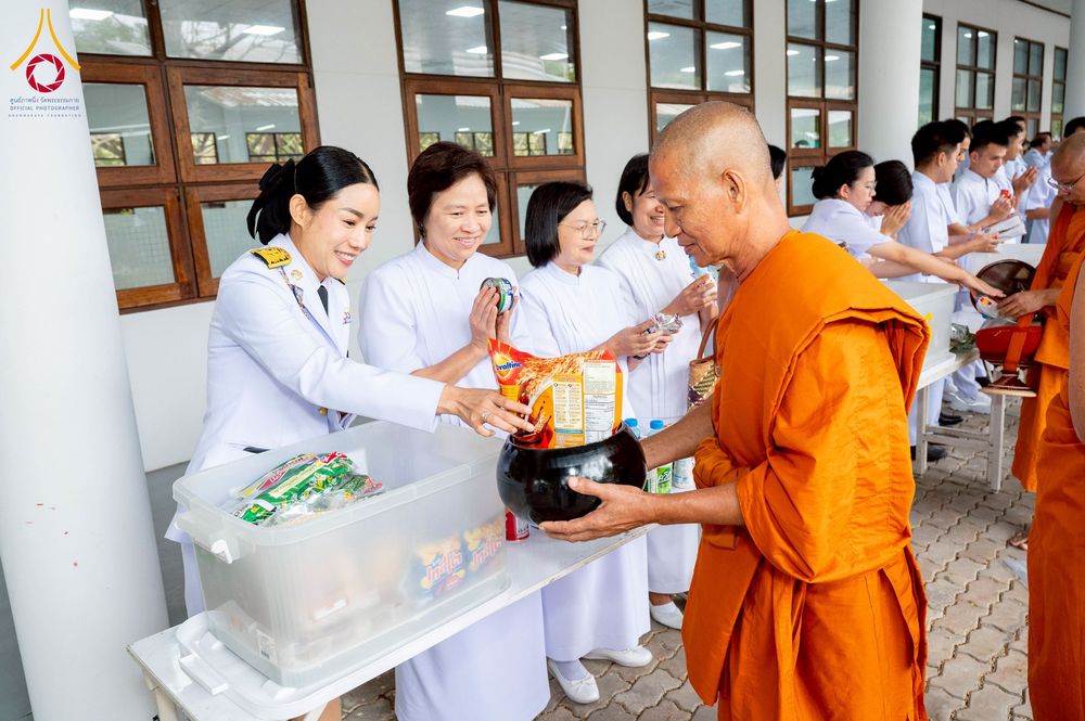 ภาพ No.276031:วันที่ 5 ธันวาคม พ.ศ. 2568 พสกนิกรอำเภอคลองหลวง พร้อมใจบำเพ็ญกุศลอุทิศถวาย “ในหลวงรัชกาลที่ 9” น้อมรำลึกในพระมหากรุณาธิคุณ เนื่องในวันคล้ายวันพระบรมราชสมภพ วันชาติ และวันพ่อแห่งชาติ ณ อาคารปลูกศรัทธา 2 วัดพระธรรมกาย อำเภอคลองหลวง จังหวัดปทุมธานี