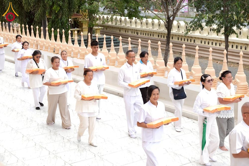 ภาพ No.277945:พิธีตัดปอยผมและปลงผมนาคธรรมทายาท พิธีขอขมาผู้ปกครอง ณ ศูนย์อบรมเยาวชนนครปฐม จ.นครปฐม และพิธีมอบบาตร ผ้าไตร นาคธรรมทายาท พิธีบรรพชา อุปสมบทหมู่ ณ วัดลาดหญ้าไทร จ.นครปฐม