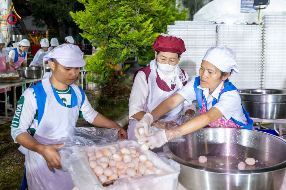 ภาพ No.288773:วันที่ 6 มกราคม พ.ศ. 2569 พิธีถวายภัตตาหารเป็นสังฆทาน แด่พระธรรมยาตรา ในโครงการธรรมยาตรา กตัญญูบูชา มหาปูชนียาจารย์ พระมงคลเทพมุนี(สด จนฺทสโร) พระผู้ปราบมาร อนุสรณ์สถาน 7 แห่ง ปีที่ 14 ณ อนุสรณ์สถานมหาวิหารพระมงคลเทพมุนี (โลตัสแลนด์) อ.สองพี่น้อง จ.สุพรร