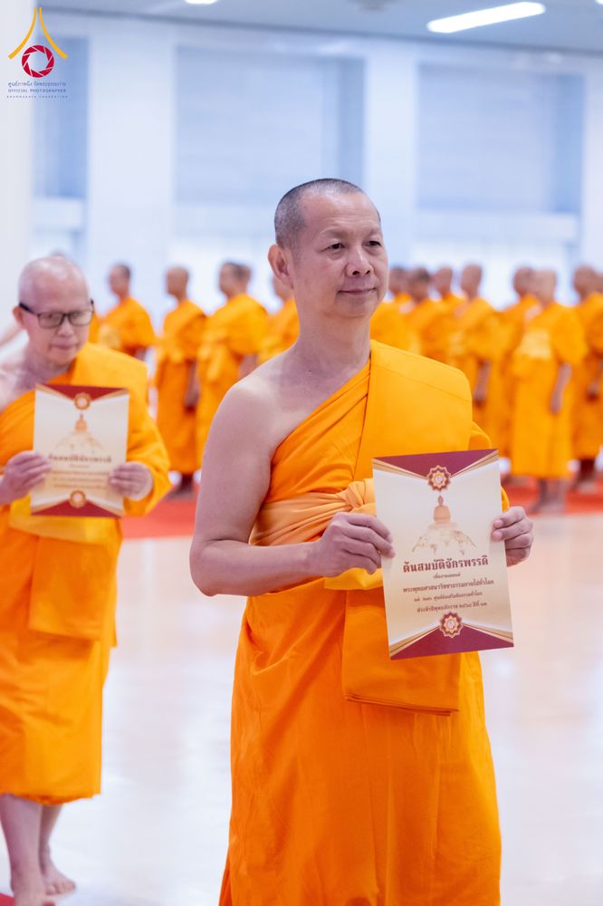 ภาพ No.284821:วันอาทิตย์ที่ 14 ธันวาคม พ.ศ.2568  พิธีปฏิบัติธรรม พิธีถวายภัตตาหารเป็นสังฆทาน พิธีมอบต้นสมบัติจักรพรรดิ ถวายแด่เจ้าอาวาสและประธานสงฆ์ 236 ศูนย์ส่งเสริมศีลธรรมทั่วโลก ณ สภาธรรมกายสากล วัดพระธรรมกาย