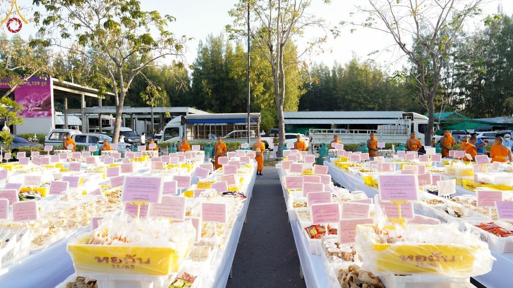 ภาพ No.71392:พิธีถวายภัตตาหารเป็นสังฆทาน แด่คณะพระธรรมยาตราฯ ในโครงการธรรมยาตรากตัญญูบูชา มหาปูชนียาจารย์ พระมงคลเทพมุนี(สด จนฺทสโร) พระผู้ปราบมาร อนุสรณ์สถาน 7 แห่ง ปีที่ 11 วันที่ 15 มกราคม พ.ศ. 2566