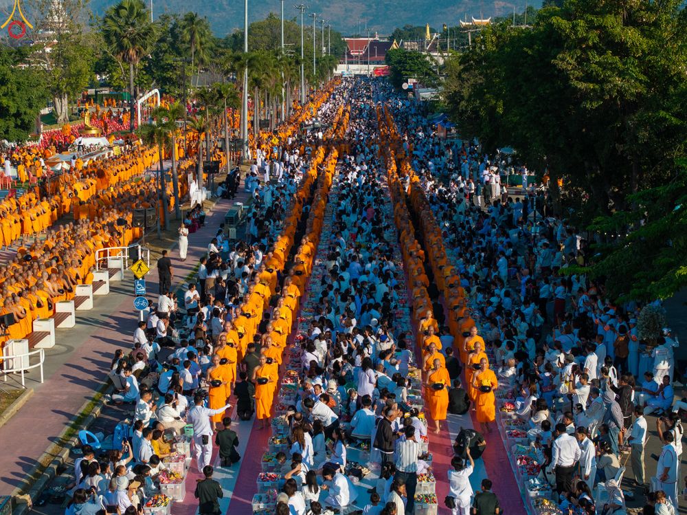 ภาพ No.284231:วันเสาร์ที่ 20 ธันวาคม พ.ศ.2568  พิธีตักบาตรพระ 10,000 รูป เนื่องในโอกาส 194 ปี จังหวัดกาญจนบุรี และอุทิศส่วนกุศลให้แด่บรรพชนทั้งหลาย บริเวณถนนสองแคว (Skywalk) เมืองกาญจนบุรี