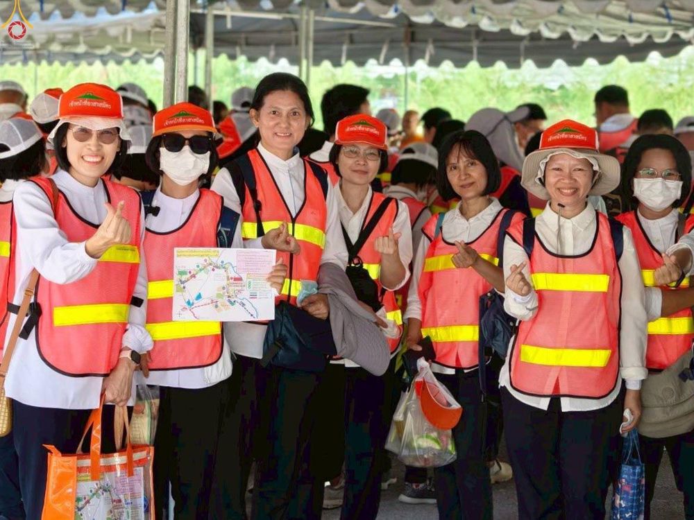 ภาพ No.300583:ภาพเบื้องหลังอาสาสมัครรวมใจ ชุดที่ 3 ในโครงการธรรมยาตรา กตัญญูบูชา มหาปูชนียาจารย์ พระมงคลเทพมุนี(สด จนฺทสโร) พระผู้ปราบมาร อนุสรณ์สถาน 7 แห่ง ปีที่ 14