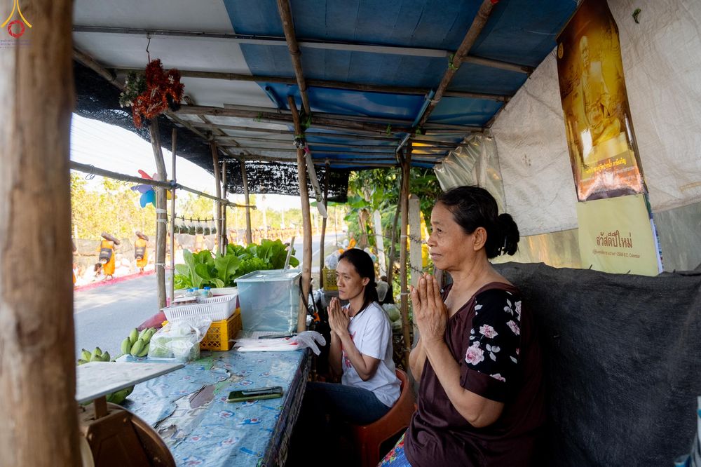 ภาพ No.290460:วันที่ 7 มกราคม พ.ศ. 2569 พิธีต้อนรับพระธรรมยาตรา ณ อนุสรณ์สถานลำดับที่ 2  สถานที่ตั้งมโนปณิธานบวชตลอดชีวิต อนุสรณ์สถานคลองบางนางแท่น (ภาพชุดที่ 2) อ.สามพราน จ.นครปฐม ในโครงการธรรมยาตรา กตัญญูบูชา มหาปูชนียาจารย์ พระมงคลเทพมุนี(สด จนฺทสโร) พระผู้ปราบมาร 