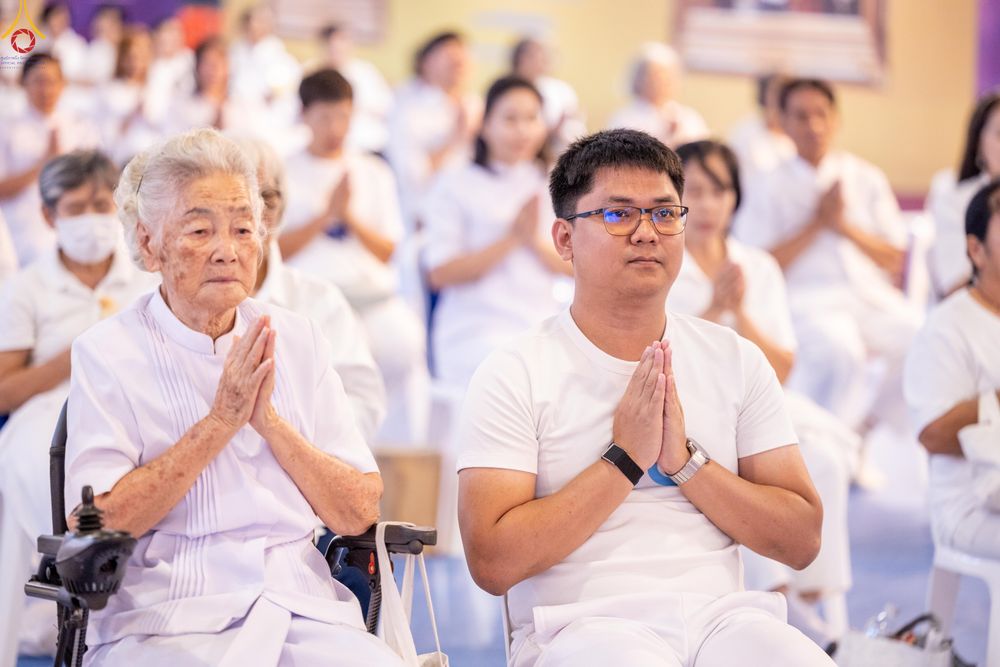 ภาพ No.280319:วันที่ 31 ธันวาคม พ.ศ.2568 -วันที่ 1 มกราคม พ.ศ.2569 พิธีฉลองชัยสวดมนต์บทธัมมจักกับปปวัตนสูตร ครบ 8,000,000,000 จบ , พิธีสวดมนต์ข้ามปี ณ วัดพระธรรมกาย