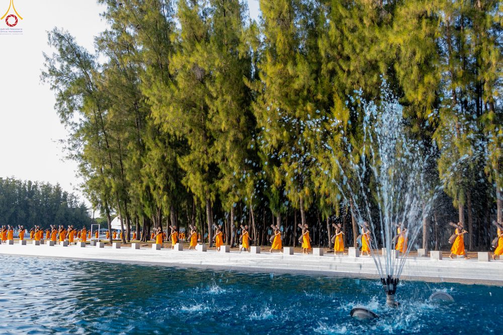 ภาพ No.281571:วันที่ 24 ธันวาคม พ.ศ.2568 พระธรรมยาตรา ปฏิบัติธรรม และถ่ายภาพหมู่ประวัติศาสตร์ ณ ลานหน้ามหาวิหารพระมงคลเทพมุนีฯ วัดพระธรรมกาย