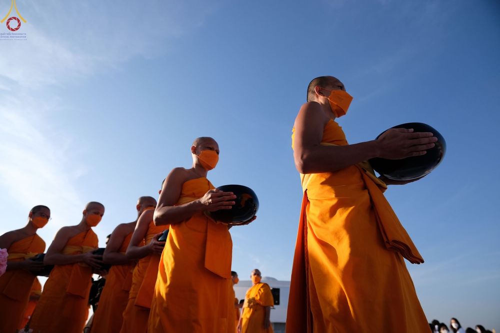 ภาพ No.74810:พิธีตักบาตรพระธรรมยาตราฯ ในโครงการธรรมยาตรากตัญญูบูชา มหาปูชนียาจารย์ พระมงคลเทพมุนี(สด จนฺทสโร) พระผู้ปราบมาร ปีที่ 11 ณ อนุสรณ์สถานลำดับที่ 5 สถานที่เผยแผ่วิชชาธรรมกายครั้งแรก อนุสรณ์สถานบางปลา วัดบางปลา อ.บางเลน จ.นครปฐม วันที่ 29 มกราคม พ.ศ. 2566