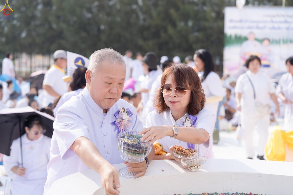 ภาพ No.331454:วันที่ 31 พฤษภาคม พ.ศ.2569 พิธีทอดผ้าป่าและตอกเสาเข็มมงคลต้นแรก องค์พระเจดีย์เพื่อสร้างสันติภาพโลก  ณ ธุดงคสถานพัฒนานิคม จังหวัดลพบุรี