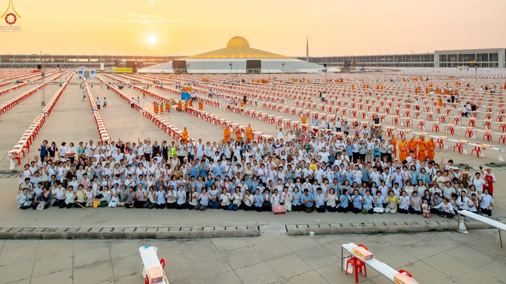 ภาพ No.322642:วันที่ 17 เมษายน พ.ศ.2569 การเรียงกล่องไทยธรรม เรียงน้ำดื่ม เรียงร่ม ณ ลานธรรมพระมหาธรรมกายเจดีย์ เพื่องานถวายมหาสังฆทาน 40,000 กว่าวัดทั่วประเทศ วันคุ้มครองโลก 22 เมษายน พ.ศ.2569 วัดพระธรรมกาย