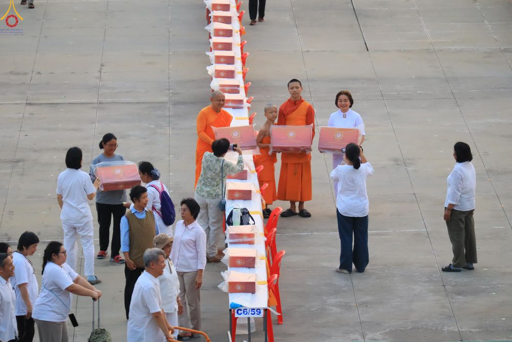 ภาพ No.323168:วันที่ 19 เมษายน พ.ศ.2569 การเรียงกล่องไทยธรรม , เตรียมงานจราจร เพื่องานถวายมหาสังฆทาน 40,000 กว่าวัดทั่วประเทศ วันคุ้มครองโลก 22 เมษายน พ.ศ.2569 วัดพระธรรมกาย