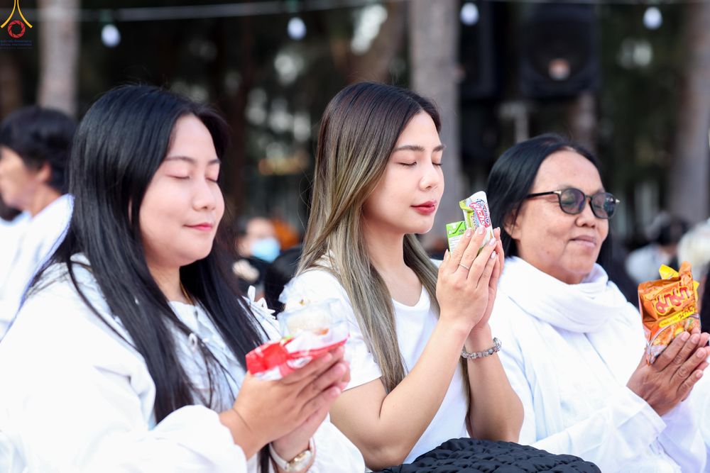 ภาพ No.289328:วันที่ 7 มกราคม พ.ศ. 2569 พิธีตักบาตรพระธรรมยาตรา ณ อนุสรณ์สถานลำดับที่ 1 สถานที่เกิดด้วยรูปกายเนื้อ อนุสรณ์สถานมหาวิหารพระมงคลเทพมุนี (โลตัสแลนด์) อ.สองพี่น้อง จ.สุพรรณบุรี ในโครงการธรรมยาตรา กตัญญูบูชา มหาปูชนียาจารย์ พระมงคลเทพมุนี(สด จนฺทสโร) พระผู้ป