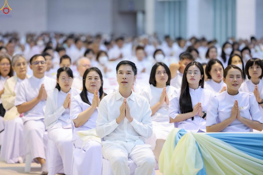 ภาพ No.345555:วันพฤหัสบดีที่ 27 สิงหาคม พ.ศ.2569 พิธีภาคสาย ปฏิบัติธรรมร่วมกัน เนื่องในวันธรรมชัย ณ สภาธรรมกายสากล วัดพระธรรมกาย