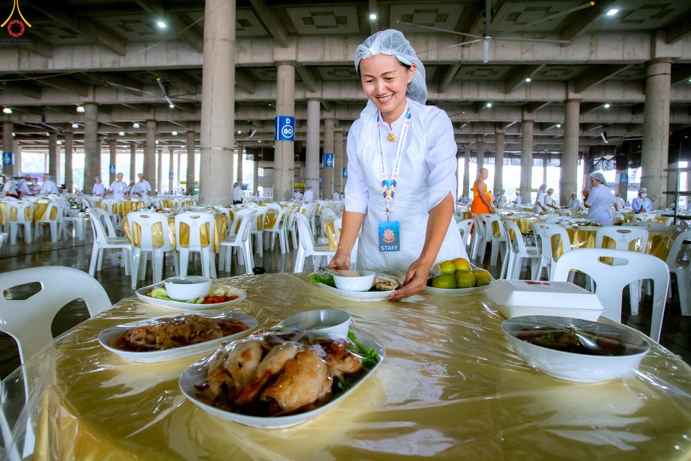 ภาพ No.325834:วันที่ 22 เมษายน พ.ศ.2569(วันคุ้มครองโลก) งานถวายมหาสังฆทาน 40,000 กว่าวัดทั่วประเทศ เจ้าหน้าที่ สาธุชน ร่วมใจจัดเตรียมภัตตาหารเพล (ชุด 2)