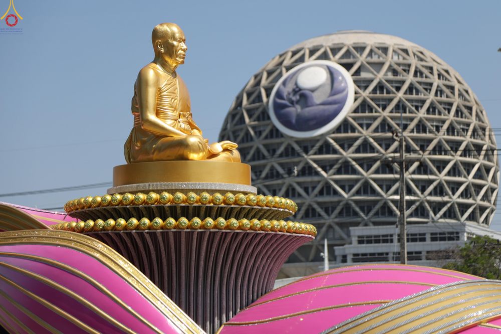 ภาพ No.304671:วันที่ 25 มกราคม พ.ศ. 2569 พิธีต้อนรับพระธรรมยาตรา (ภาพชุดที่ 2) รร.สามัคคีราษฏร์บำรุง-วัดพระธรรมกาย ในโครงการธรรมยาตรา กตัญญูบูชา มหาปูชนียาจารย์ พระมงคลเทพมุนี(สด จนฺทสโร) พระผู้ปราบมาร อนุสรณ์สถาน 7 แห่ง ปีที่ 14