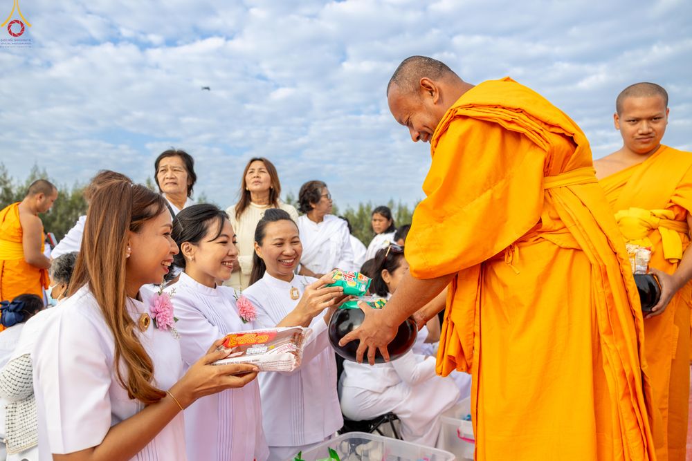 ภาพ No.302690:วันที่ 24 มกราคม พ.ศ. 2569 พิธีตักบาตรพระธรรมยาตรา(ภาพชุดที่ 2) ณ อนุสรณ์สถานลำดับที่ 5 สถานที่เผยแผ่วิชชาธรรมกายครั้งแรก อนุสรณ์สถานบางปลา วัดบางปลา อำเภอบางเลน จังหวัดนครปฐม ในโครงการธรรมยาตรา กตัญญูบูชา มหาปูชนียาจารย์ พระมงคลเทพมุนี(สด จนฺทสโร) พระผู