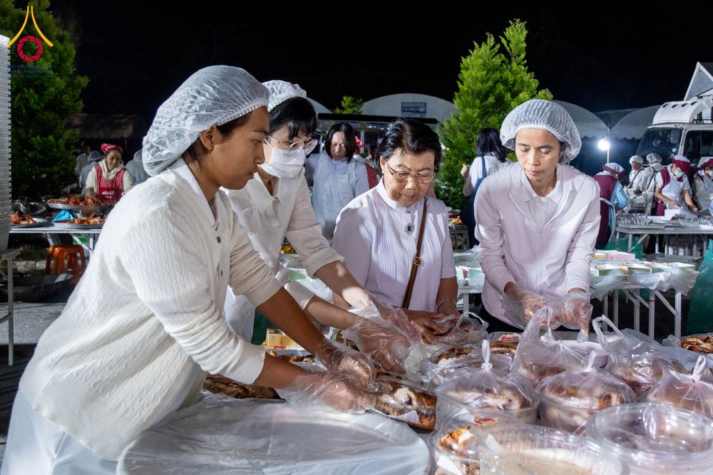 ภาพ No.288785:วันที่ 6 มกราคม พ.ศ. 2569 พิธีถวายภัตตาหารเป็นสังฆทาน แด่พระธรรมยาตรา ในโครงการธรรมยาตรา กตัญญูบูชา มหาปูชนียาจารย์ พระมงคลเทพมุนี(สด จนฺทสโร) พระผู้ปราบมาร อนุสรณ์สถาน 7 แห่ง ปีที่ 14 ณ อนุสรณ์สถานมหาวิหารพระมงคลเทพมุนี (โลตัสแลนด์) อ.สองพี่น้อง จ.สุพรร