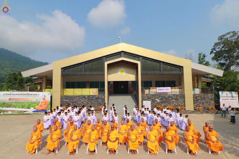 ภาพ No.320052:วันเสาร์ที่ 4 เมษายน 2569 พิธีตัดปอยผม ขอขมาผู้ปกครอง  มอบบาตร-ผ้าไตร และพิธีบรรพชาสามเณร 87 รูป  ณ ศูนย์ปฏิบัติธรรมระยอง(บ้านช่องลม)  ต.บางบุตร อ.บ้านค่าย จ.ระยอง