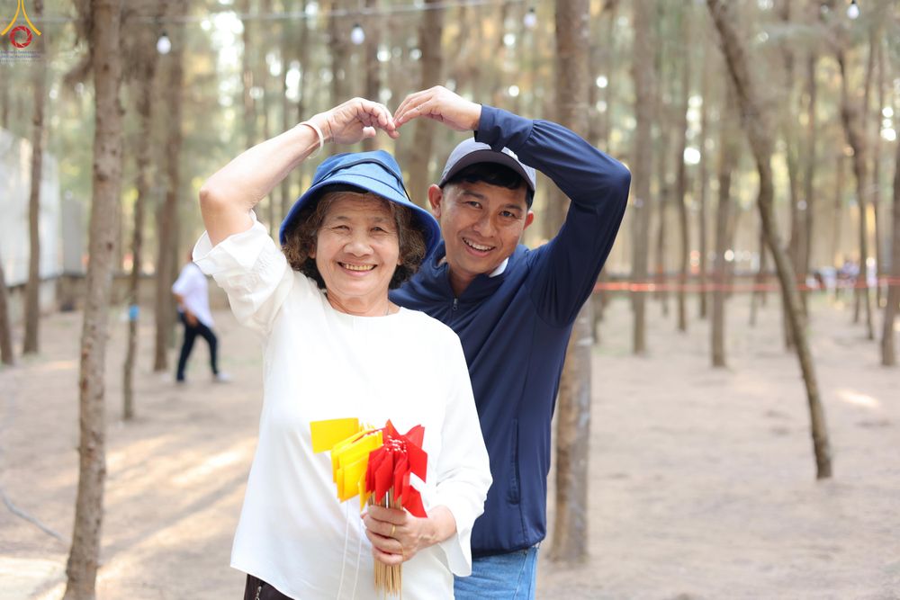 ภาพ No.300501:ภาพเบื้องหลังอาสาสมัครรวมใจ ชุดที่ 3 ในโครงการธรรมยาตรา กตัญญูบูชา มหาปูชนียาจารย์ พระมงคลเทพมุนี(สด จนฺทสโร) พระผู้ปราบมาร อนุสรณ์สถาน 7 แห่ง ปีที่ 14