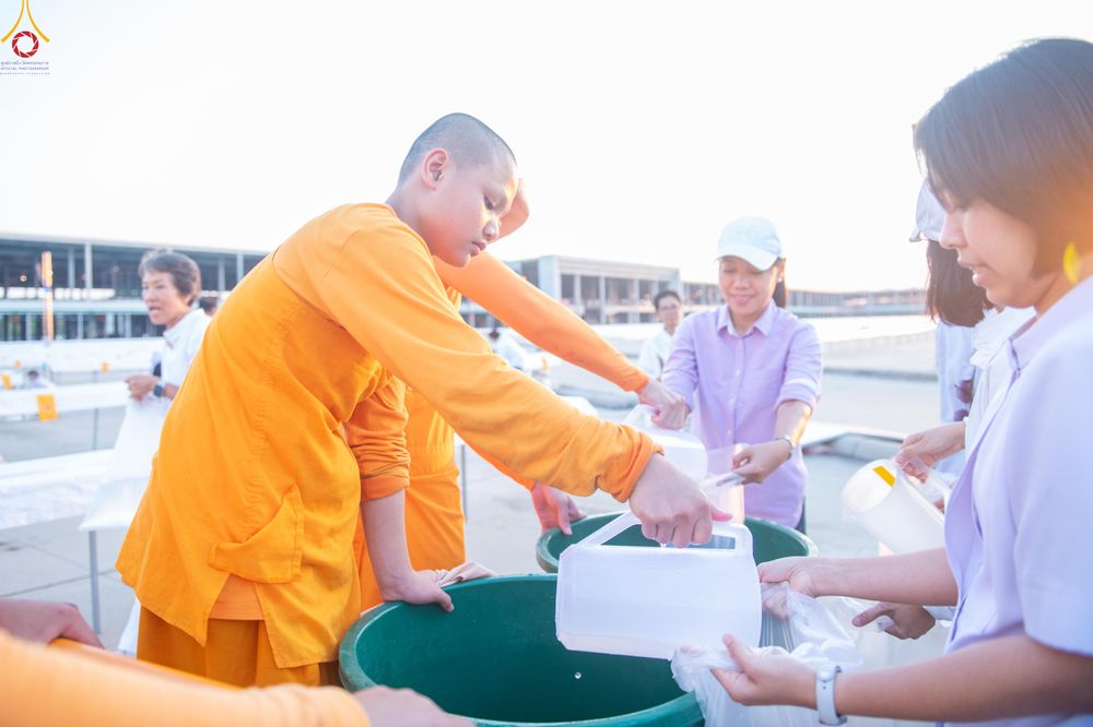 ภาพ No.321259:วันที่ 10-11 เมษายน พ.ศ.2569 การเตรียมกล่องไทยธรรม และการติดผ้ารับประเคน เพื่องานถวายมหาสังฆทาน 40,000 กว่าวัดทั่วประเทศ วันคุ้มครองโลก 22 เมษายน พ.ศ.2569 วัดพระธรรมกาย