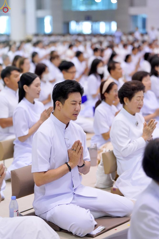 ภาพ No.311446:วันอาทิตย์ต้นเดือนที่ 1 มีนาคม พ.ศ.2569 พิธีตักบาตร และ พิธีบูชาข้าวพระ ณ สภาธรรมกายสากล วัดพระธรรมกาย