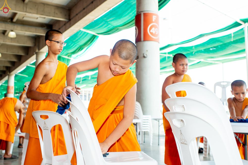 ภาพ No.322289:วันที่ 15 เมษายน พ.ศ.2569 การเตรียมงาน เช็ดโต๊ะ เก้าอี้ ปูผ้าโต๊ะฉัน เพื่องานถวายมหาสังฆทาน 40,000 กว่าวัดทั่วประเทศ วันคุ้มครองโลก 22 เมษายน พ.ศ.2569 วัดพระธรรมกาย