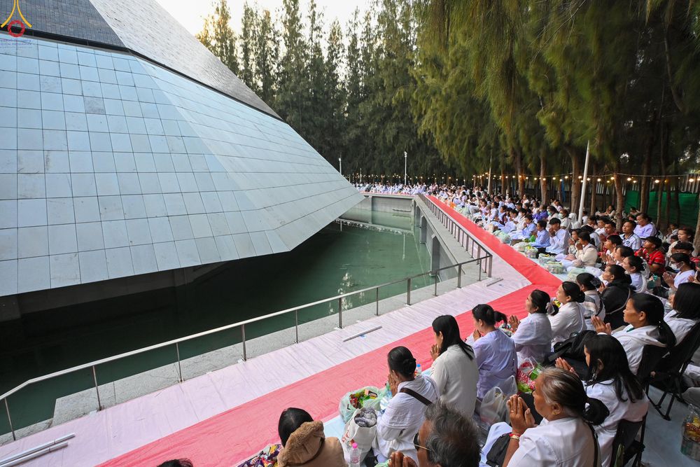 ภาพ No.289245:วันที่ 7 มกราคม พ.ศ. 2569 พิธีตักบาตรพระธรรมยาตรา ณ อนุสรณ์สถานลำดับที่ 1 สถานที่เกิดด้วยรูปกายเนื้อ อนุสรณ์สถานมหาวิหารพระมงคลเทพมุนี (โลตัสแลนด์) อ.สองพี่น้อง จ.สุพรรณบุรี ในโครงการธรรมยาตรา กตัญญูบูชา มหาปูชนียาจารย์ พระมงคลเทพมุนี(สด จนฺทสโร) พระผู้ป