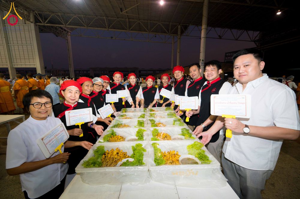 ภาพ No.303786:วันที่ 28 มกราคม พ.ศ. 2569 พิธีถวายภัตตาหารเป็นสังฆทาน แด่พระธรรมยาตรา ณ วัดพระธรรมกาย  จังหวัดปทุมธานี ในโครงการธรรมยาตรา กตัญญูบูชา มหาปูชนียาจารย์ พระมงคลเทพมุนี(สด จนฺทสโร) พระผู้ปราบมาร อนุสรณ์สถาน 7 แห่ง ปีที่ 14