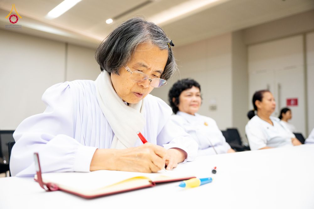 ภาพ No.325579:วันที่ 24 เมษายน พ.ศ.2569 หลวงพ่อทัตตชีโว รองเจ้าอาวาสวัดพระธรรมกาย ถวายการต้อนรับและปฏิสันถารคณะสงฆ์เมียนมาร์