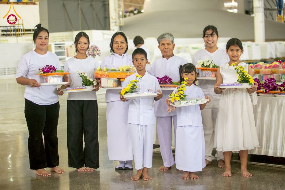 ภาพ No.256934:วันที่ 5 ตุลาคม พ.ศ. 2568 พิธีตักบาตร ข้าวสารอาหารแห้ง ณ บ้านแก้วเรือนทองคุณยายฯ สภาธรรมกายสากล วัดพระธรรมกาย