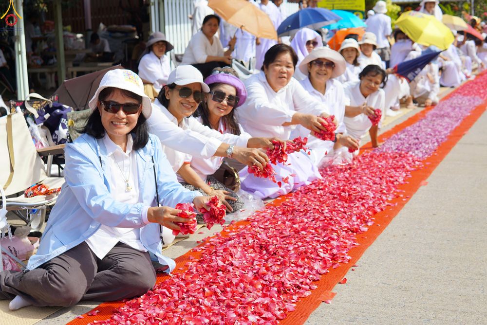 ภาพ No.287413:วันที่ 3 มกราคม พ.ศ. 2569 พิธีต้อนรับพระธรรมยาตรา ในโครงการธรรมยาตรา กตัญญูบูชา มหาปูชนียาจารย์ พระมงคลเทพมุนี(สด จนฺทสโร) พระผู้ปราบมาร อนุสรณ์สถาน 7 แห่ง ปีที่ 14 ณ อนุสรณ์สถานมหาวิหารพระมงคลเทพมุนี (โลตัสแลนด์) อ.สองพี่น้อง จ.สุพรรณบุรี