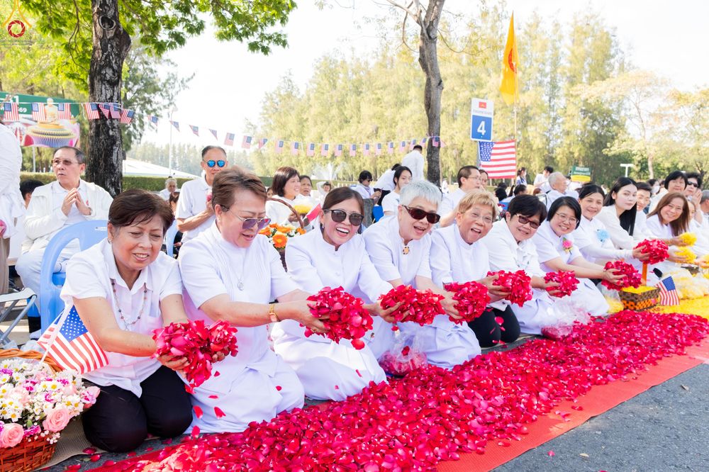 ภาพ No.304082:วันที่ 25 มกราคม พ.ศ. 2569 พิธีต้อนรับพระธรรมยาตรา  รร.สามัคคีราษฏร์บำรุง-วัดพระธรรมกาย ในโครงการธรรมยาตรา กตัญญูบูชา มหาปูชนียาจารย์ พระมงคลเทพมุนี(สด จนฺทสโร) พระผู้ปราบมาร อนุสรณ์สถาน 7 แห่ง ปีที่ 14