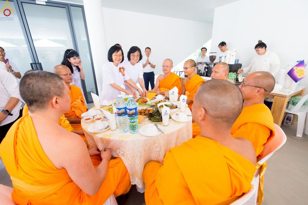 ภาพ No.249315:วันที่ 20 กันยายน พ.ศ. 2568 พิธีประดิษฐานรูปหล่อหลวงปู่วัดปากน้ำ ภาษีเจริญ ณ วิหารพระมงคลเทพมุนี (สด จนฺทสโร) ศูนย์ปฏิบัติธรรมภูเก็ต จ.ภูเก็ต