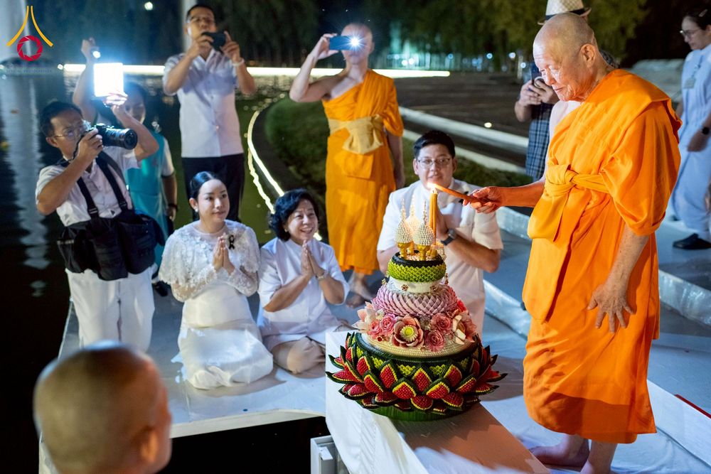 ภาพ No.266429:วันพุธที่ 5 พฤศจิกายน พ.ศ. 2568 (วันพระ ขึ้น 15 ค่ำ เดือน 12) พิธีลอยกระทงธรรม  ณ สระมหาเศรษฐีทะเลบุญ มหาวิหารพระมงคลเทพมุนี วัดพระธรรมกาย จ.ปทุมธานี
